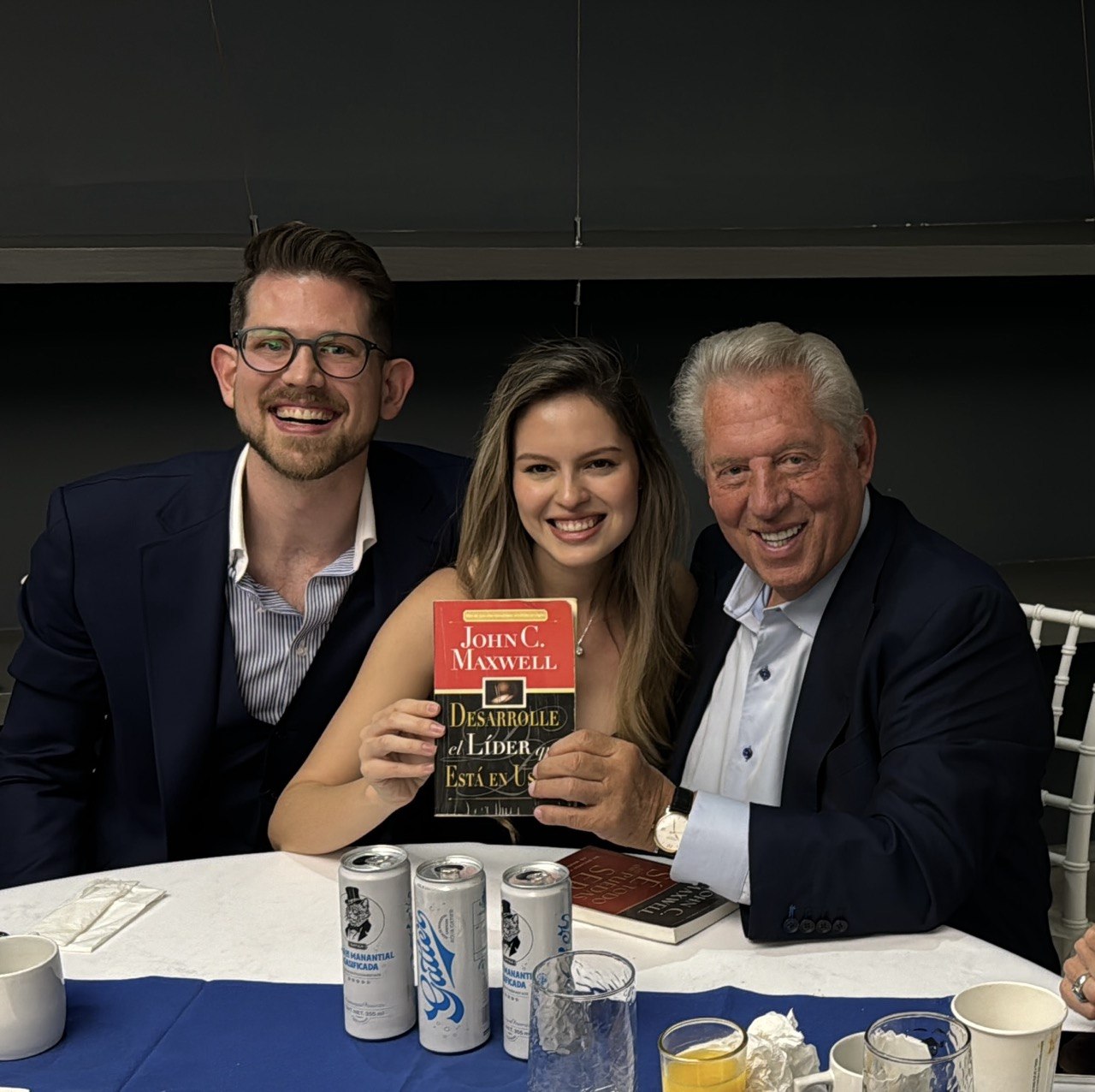Florencia Hoffmann con John C. Maxwell